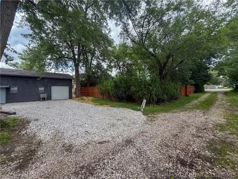 Exterior - 307 S Maple, Versailles, MO 65084 photo 6 of 10