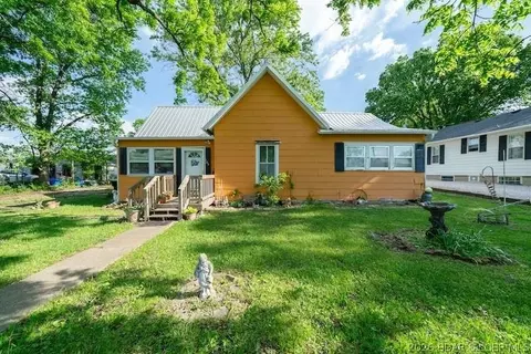 105 W Green St, Versailles, MO 65084