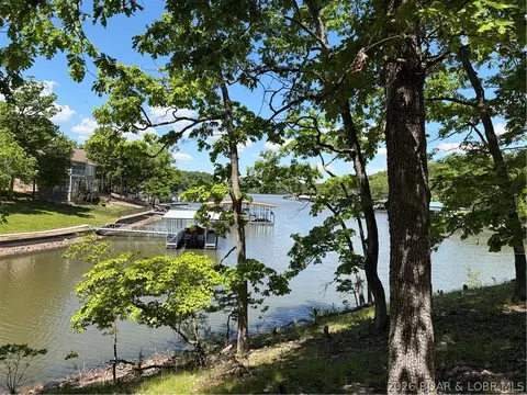 411 Grand View Dr, Sunrise Beach, MO 65079