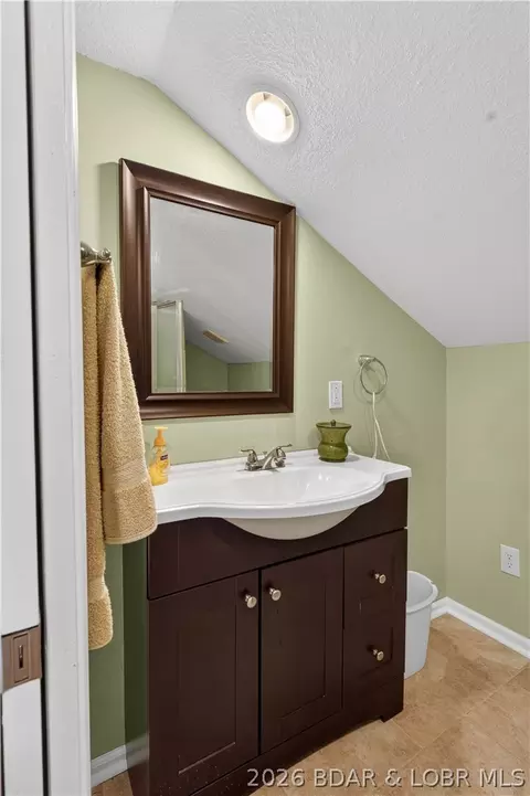 Bath - 29391 Zeus Dr, Edwards, MO 65326 photo 3 of 5
