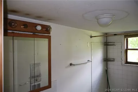 Bath - 1808 Aurora St S, Eldon, MO 65026 photo 1 of 3