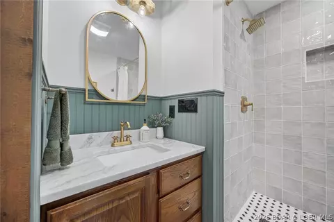 Bath - 5413 Leaf Ct, Osage Beach, MO 65065 photo 8 of 10