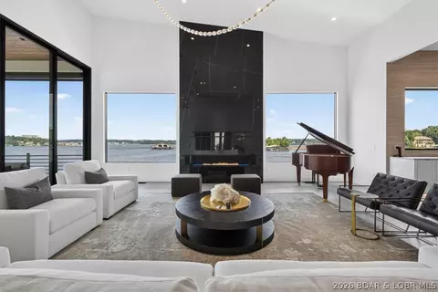 125 Mclaren Dr, Sunrise Beach, MO 65079