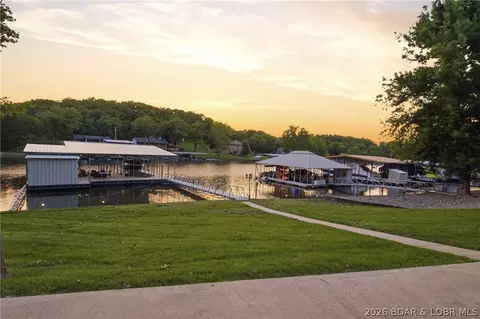 829 Red Oak Ln, Sunrise Beach, MO 65079