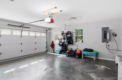 Entry Way - 158 Apache Rd, Four Seasons, MO 65049 photo 3 of 4