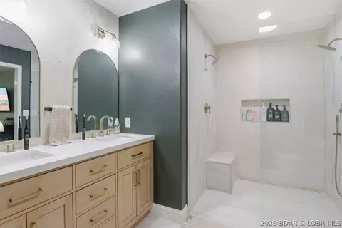 Bath - 158 Apache Rd, Four Seasons, MO 65049 photo 3 of 4