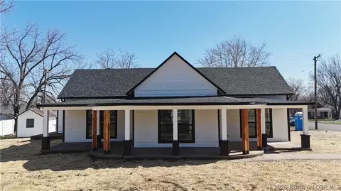 130 Grand Ave, Eldon, MO 65026