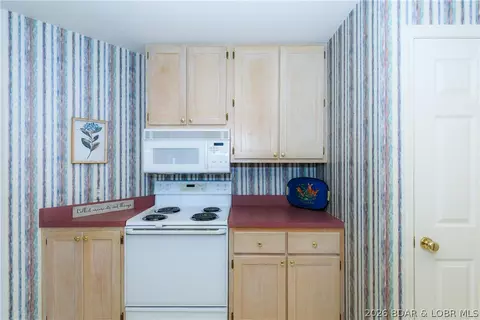 Kitchen - 601 Park Place Dr #3B, Kaiser, MO 65047 photo 4 of 5