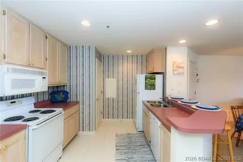 Kitchen - 601 Park Place Dr #3B, Kaiser, MO 65047 photo 3 of 5