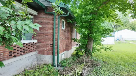 Exterior - 205 S Grand Ave, Eldon, MO 65026 photo 3 of 4