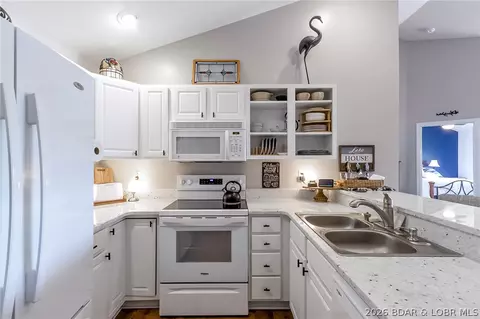 Kitchen - 54 Park Pool Dr #4A, Kaiser, MO 65047 photo 3 of 3