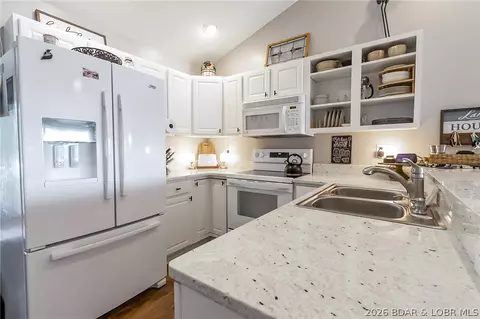 Kitchen - 54 Park Pool Dr #4A, Kaiser, MO 65047 photo 2 of 3