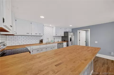 Kitchen - 2437 Mohawk Ln, Osage Beach, MO 65065 photo 7 of 10