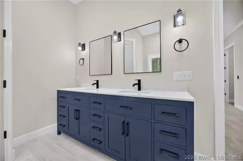 Bath - 1050 Emerald Hills Dr, Edwards, MO 65326 photo 5 of 9