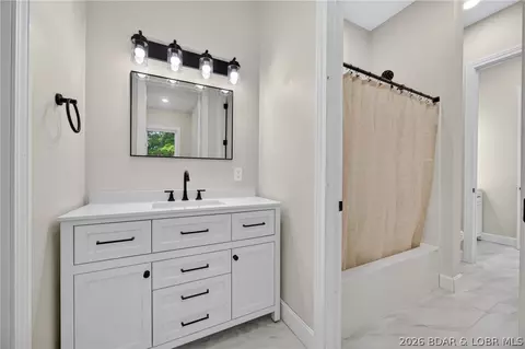 Bath - 1050 Emerald Hills Dr, Edwards, MO 65326 photo 8 of 9