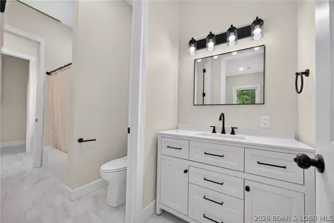 Bath - 1050 Emerald Hills Dr, Edwards, MO 65326 photo 7 of 9