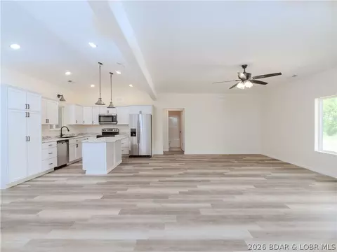 Living - 7 Oak Tree Ln, Eldon, MO 65026 photo 6 of 10