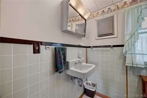 Bath - 1146 Stoddard Ln, Edwards, MO 65326 photo 1 of 3