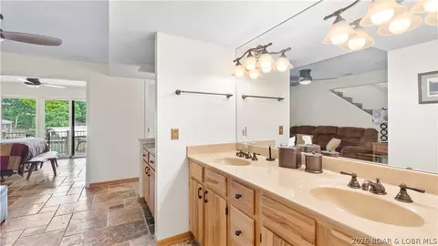 Bath - 109 Hawk Cir, Lake Ozark, MO 65049 photo 4 of 4