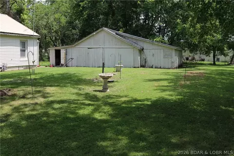 Exterior - 516 S Burke St, Versailles, MO 65084 photo 3 of 15