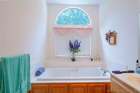 Bath - 643 Heron Estates Dr, Camdenton, MO 65020 photo 4 of 5