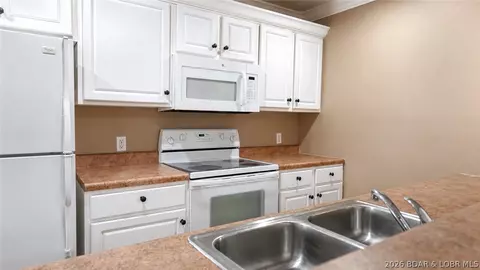 Kitchen - 4800 Eagleview Dr #514, Osage Beach, MO 65065 photo 3 of 4