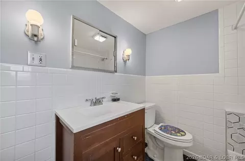 Bath - 31435 Lofty Ln, Edwards, MO 65326 photo 4 of 6