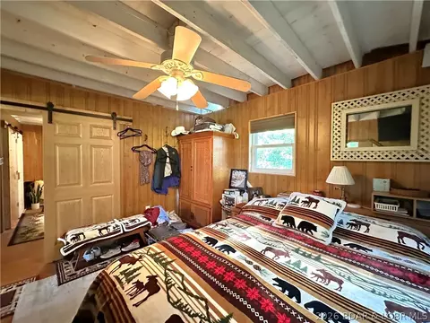 Bedroom - 31456 Greenberg Dr, Edwards, MO 65326 photo 2 of 4