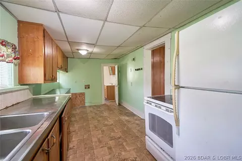 Entry Way - 431 E 3rd St, Eldon, MO 65026 photo 2 of 3