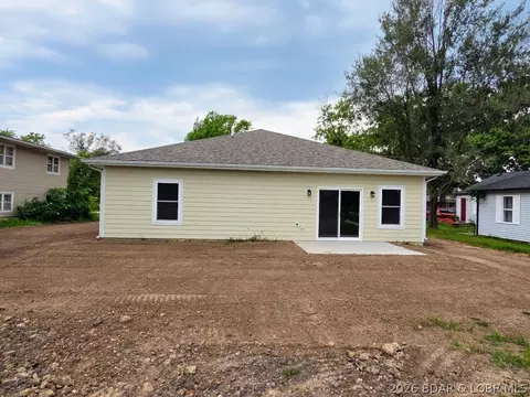 Exterior - 604 Monroe St, Versailles, MO 65084 photo 5 of 8