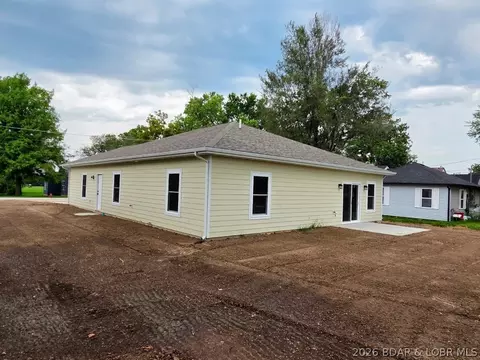 Exterior - 604 Monroe St, Versailles, MO 65084 photo 4 of 8