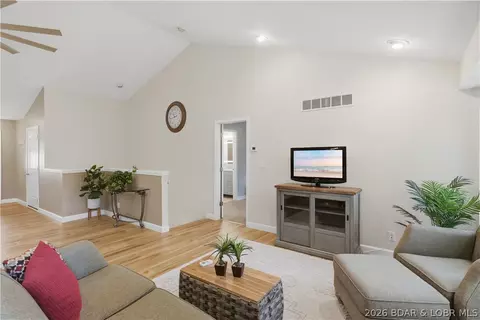 Entry Way - 191 Park Place Dr, Kaiser, MO 65047 photo 2 of 2