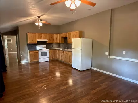 Living - 607 Bagnell Main St, Eldon, MO 65026 photo 4 of 7