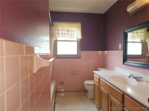 Bath - 611 Oak St, Eldon, MO 65026 photo 1 of 1