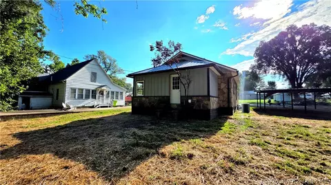 Exterior - 203 S Hunter St, Versailles, MO 65084 photo 3 of 6