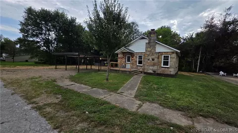 Exterior - 203 S Hunter St, Versailles, MO 65084 photo 1 of 6