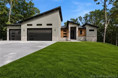 105 Fairoaks Ln, Sunrise Beach, MO 65079