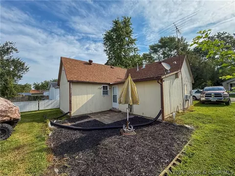 Exterior - 407 S Oak St, Versailles, MO 65084 photo 5 of 6