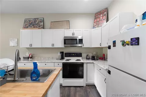 Kitchen - 200 Keigan Dr, Eldon, MO 65026 photo 2 of 4