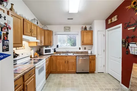 Kitchen - 5 Rayburn Dr, Kaiser, MO 65047 photo 3 of 3