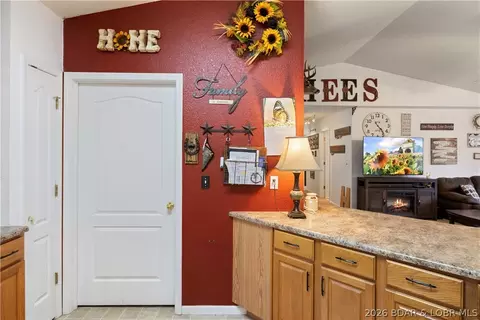 Entry Way - 5 Rayburn Dr, Kaiser, MO 65047 photo 2 of 3