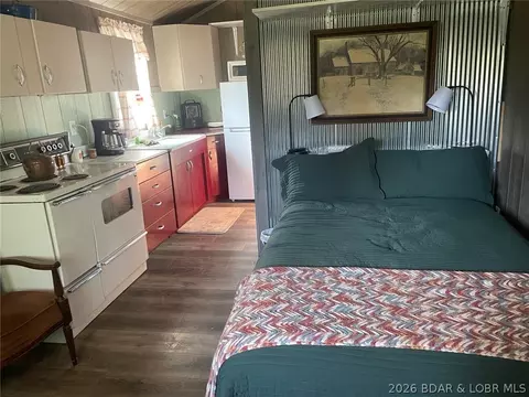 Bedroom - 68 Knobby Rd, Edwards, MO 65326 photo 2 of 4