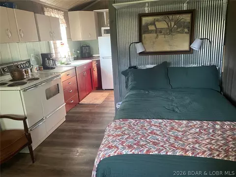 Bedroom - 68 Knobby Rd, Edwards, MO 65326 photo 2 of 4