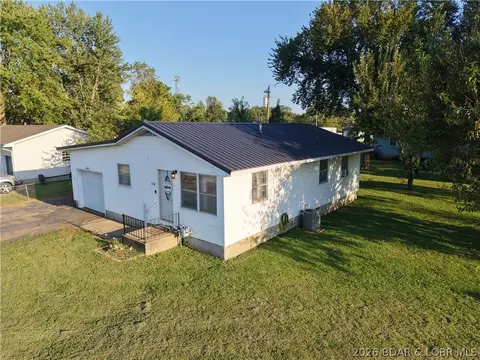 Exterior - 1102 Clay St, Versailles, MO 65084 photo 3 of 4