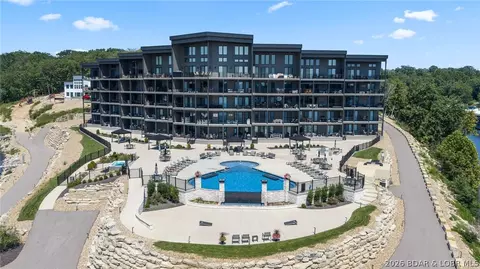 182 Havens Place Dr #4H, Four Seasons, MO 65049