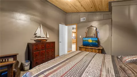 Bedroom - 3184 Big Island Dr, Roach, MO 65787 photo 3 of 5