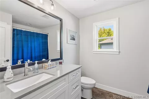 Bath - 920 Engle Dr, Columbia, MO 65203 photo 3 of 4