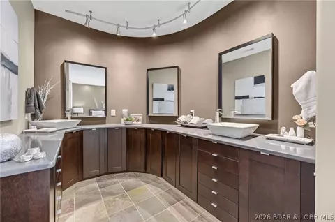Bath - 314 W Wind Ln, Camdenton, MO 65020 photo 5 of 10