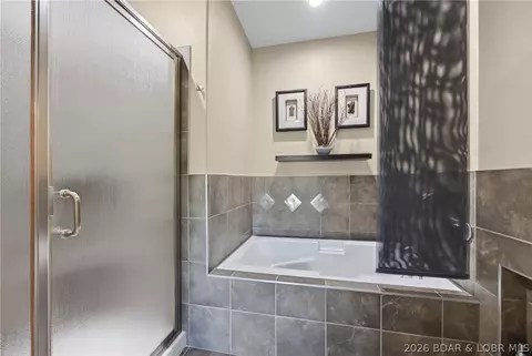 Bath - 314 W Wind Ln, Camdenton, MO 65020 photo 9 of 10