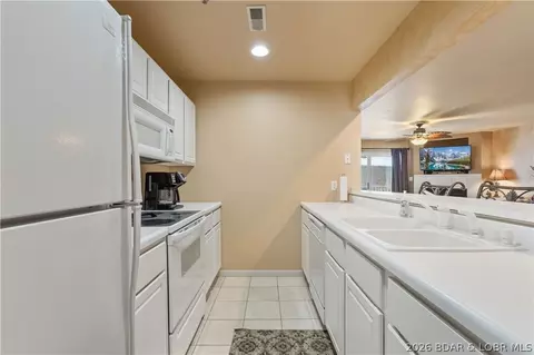 Kitchen - 4800 Eagleview Dr #635, Osage Beach, MO 65065 photo 3 of 4